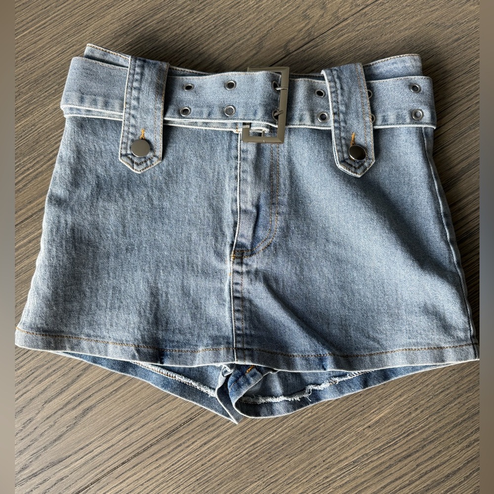 NWOT 🦋 Soft Denim Blue Women's Skort with Belt